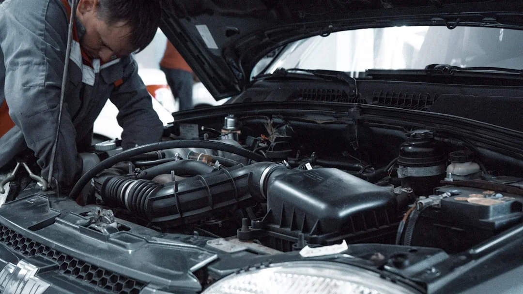 Contrôle du compartiment moteur sous le capot d’une voiture